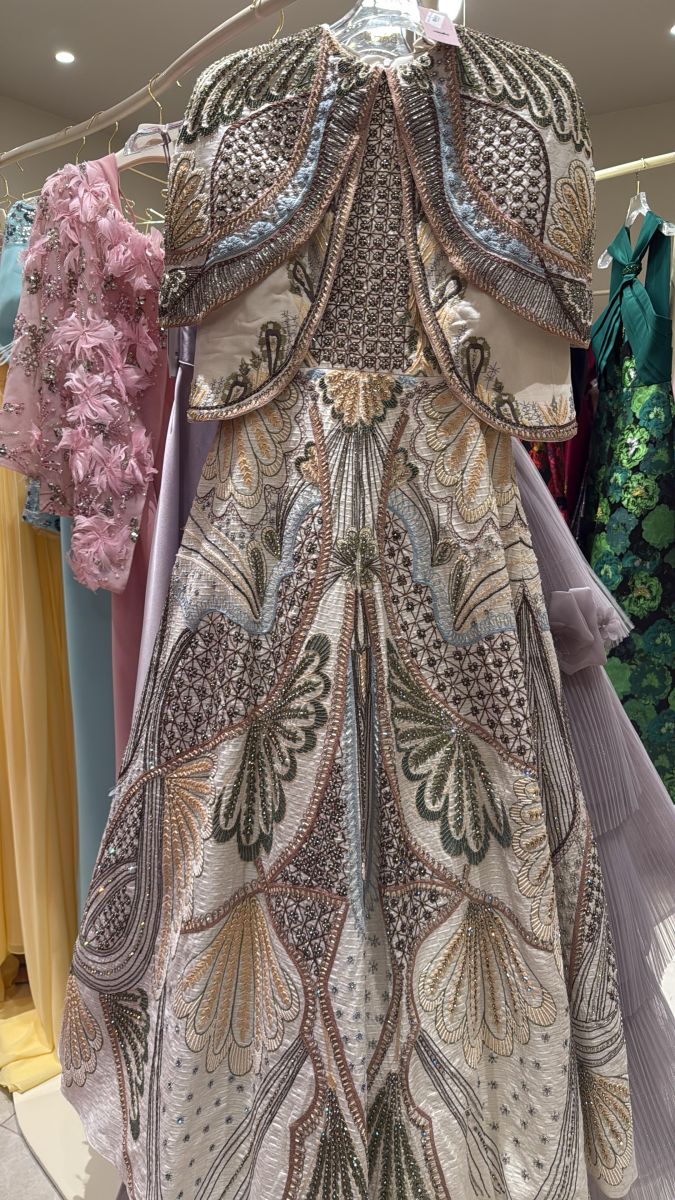 فستان هندي فخم شك وتطريز يدوي مناسب زواجات